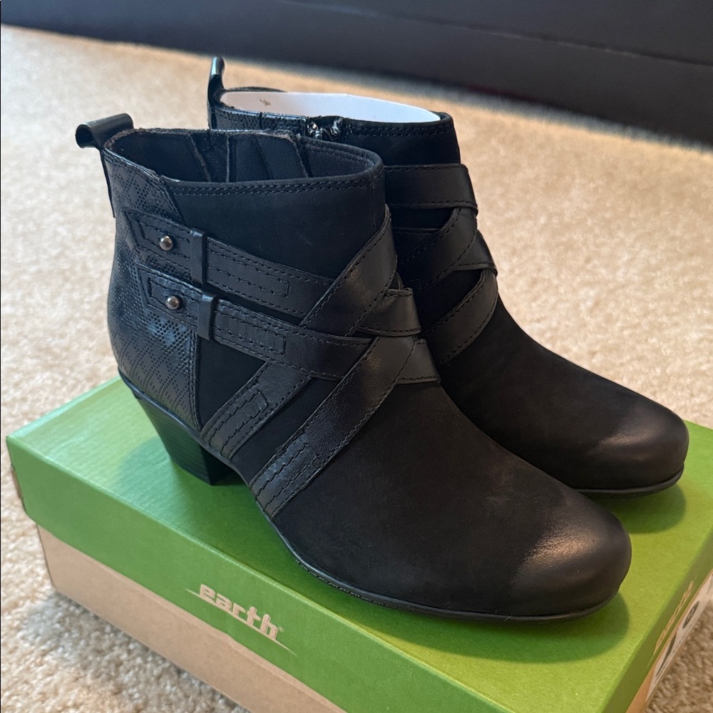 Earth Emerald black soft buck leather bootie boot shoe zip up size 7